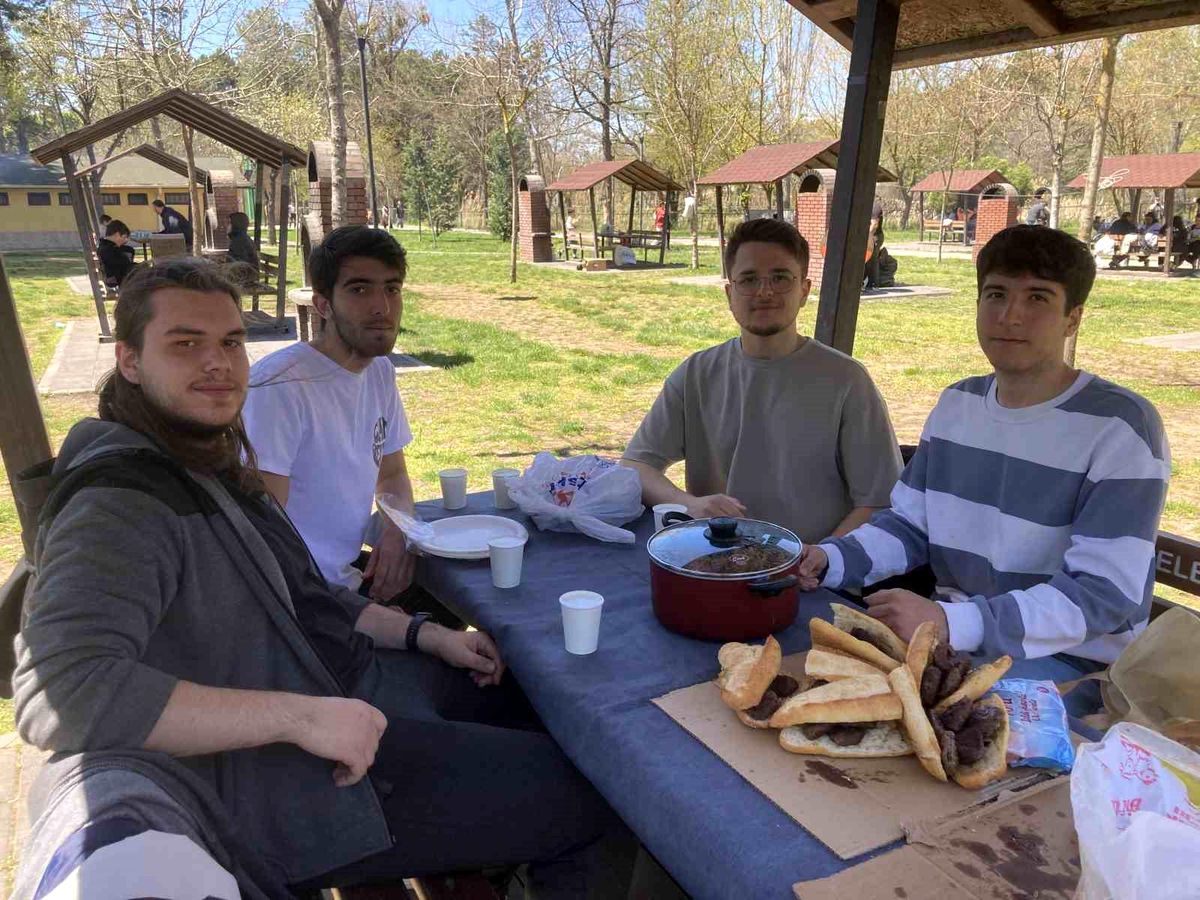Gençlik Buluşması: Piknik ve Mangal Keyfi