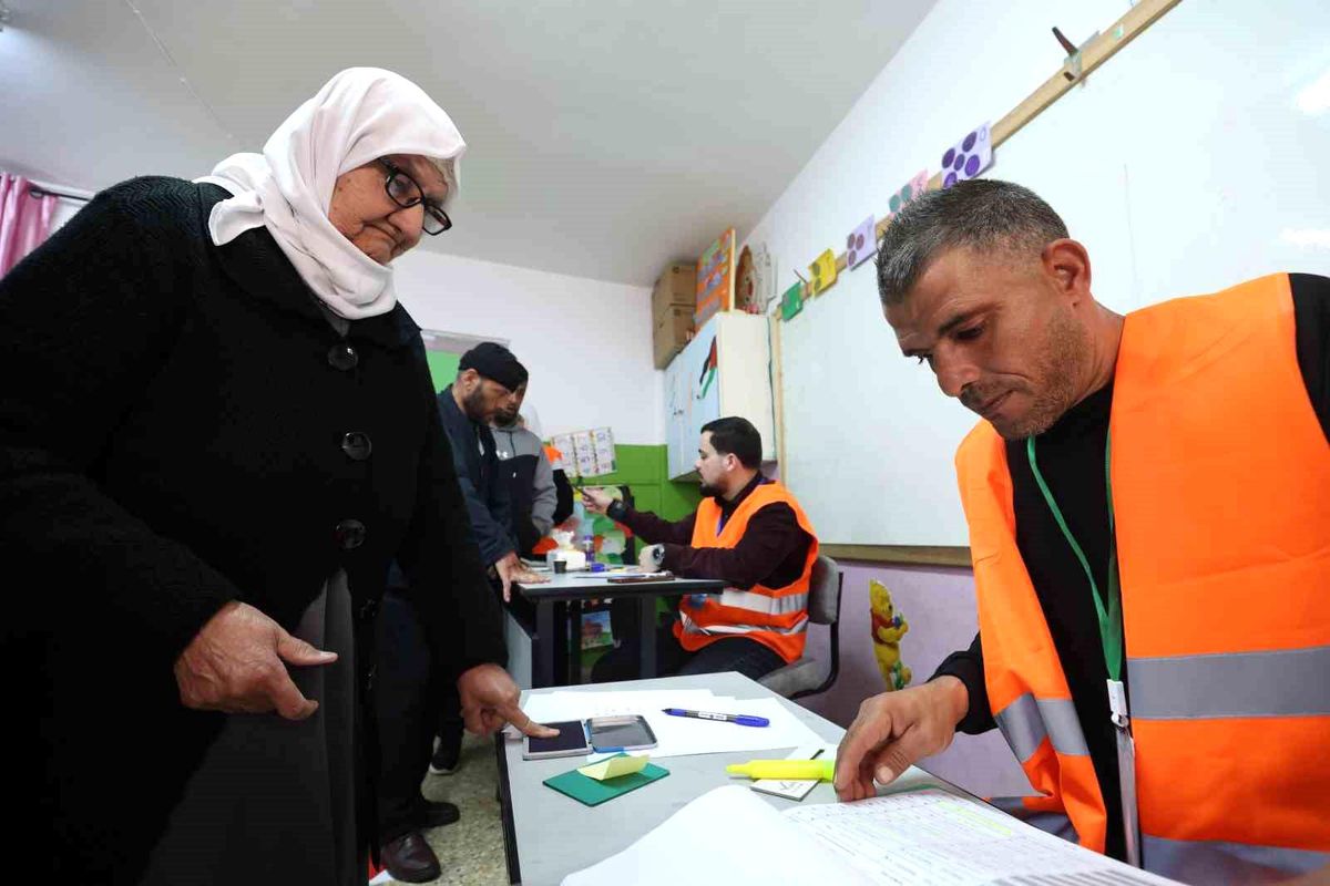 Filistin\'de yıllar sonra yapılan seçimlerde "Abbas" üstünlüğü