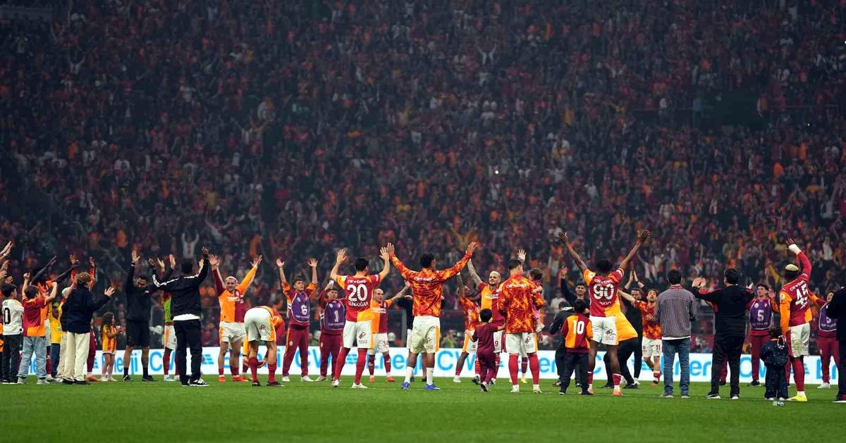Galatasaray, Fenerbahçe\'yi 3-0 Yenerken Taraftarla Kutladı