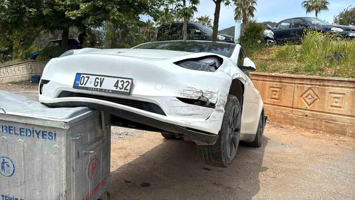 Antalya\'da Trafik Kazası: 3 Yaralı