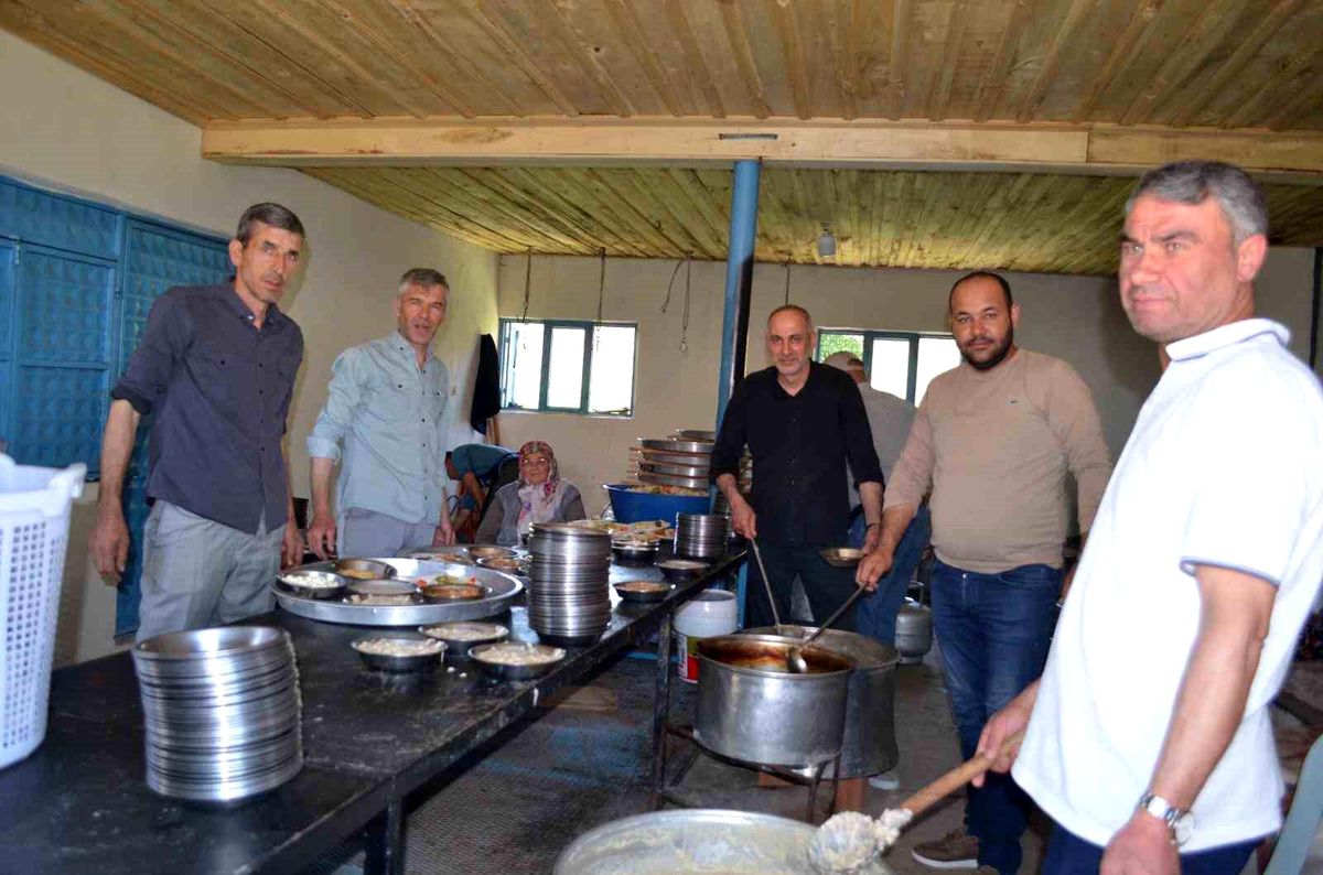 Tüpüler Mahallesi\'nde Geleneksel Köy Hayrı
