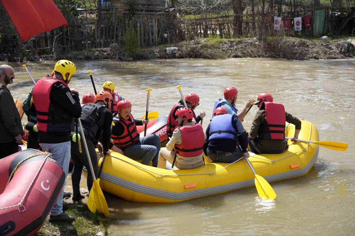Gümüşhane\'de Kelkit Çayı\'nda rafting heyecanı