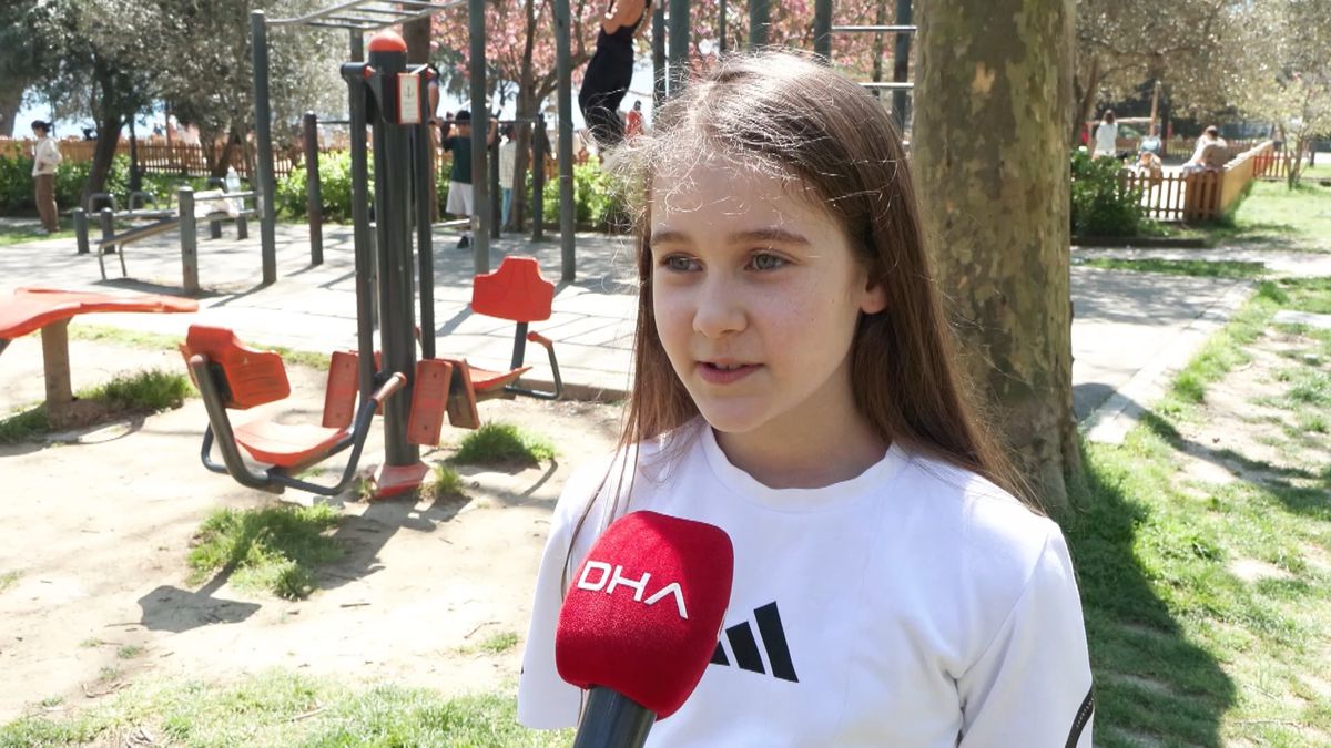 Güneşli havayı fırsat bilenler Bebek Sahili\'ne akın etti; sıcaklayan kişiler denize girdi