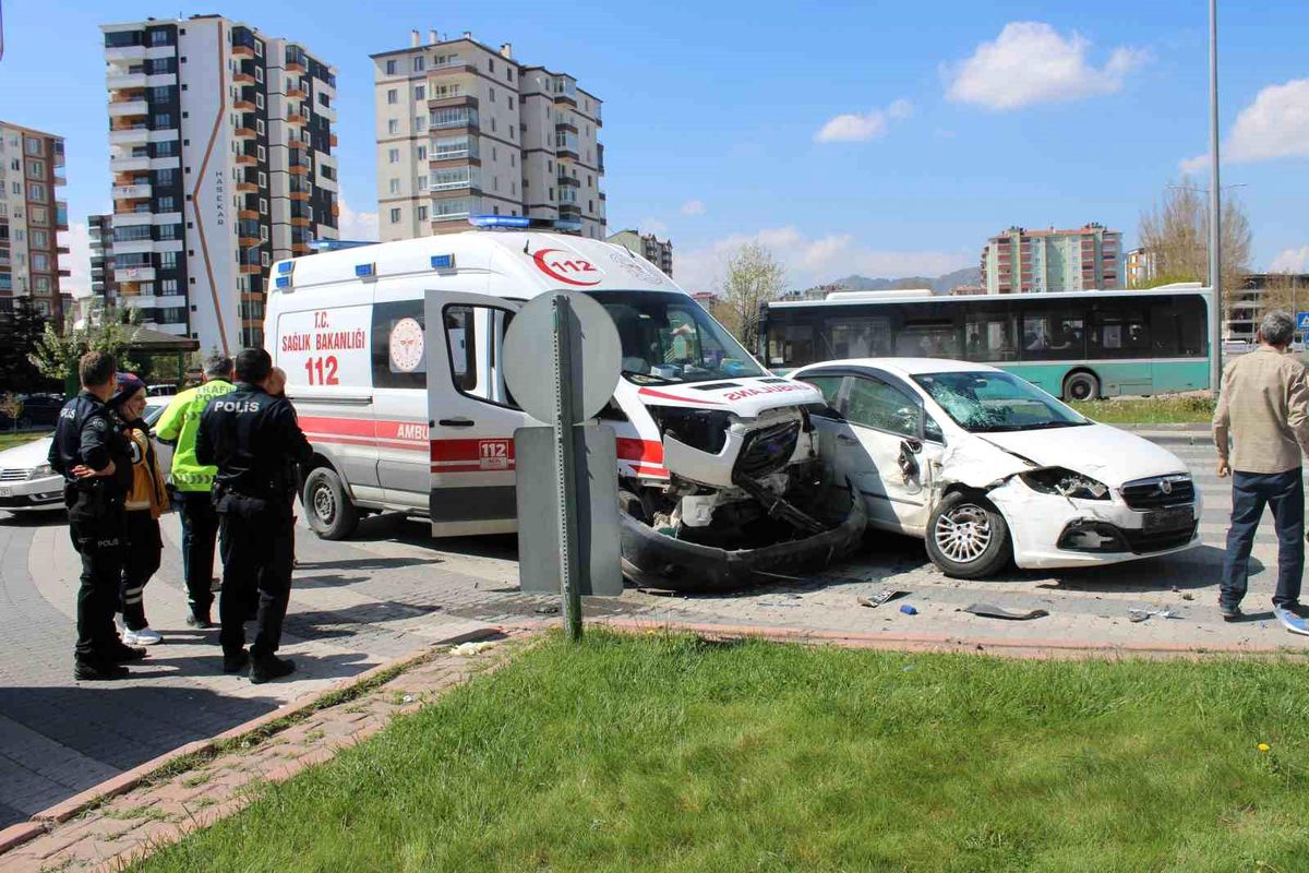 Kayseri\'de Ambulans ve Araç Çarpıştı: 2 Yaralı