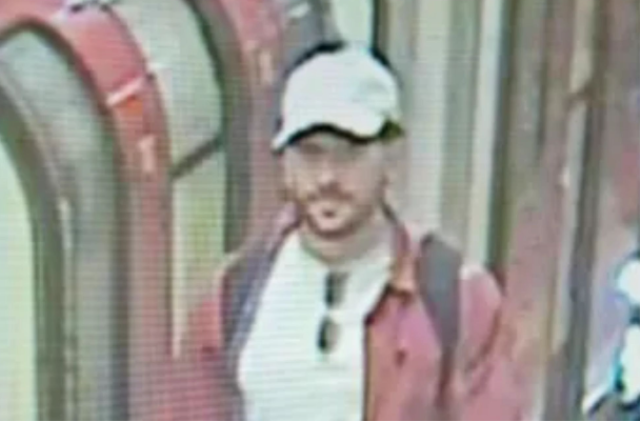 İngiltere ayakta! Polis bir kadının etek altı fotoğraflarını çeken bu sapığı arıyor