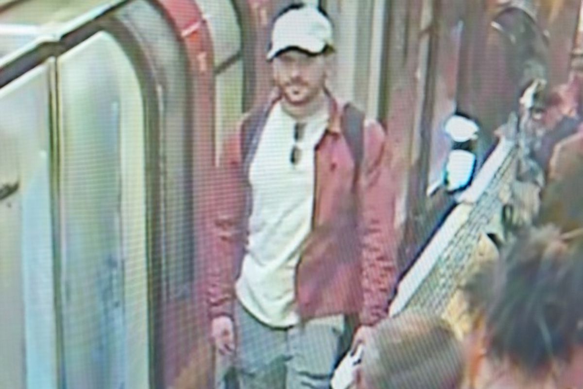 İngiltere ayakta! Polis bir kadının etek altı fotoğraflarını çeken bu sapığı arıyor