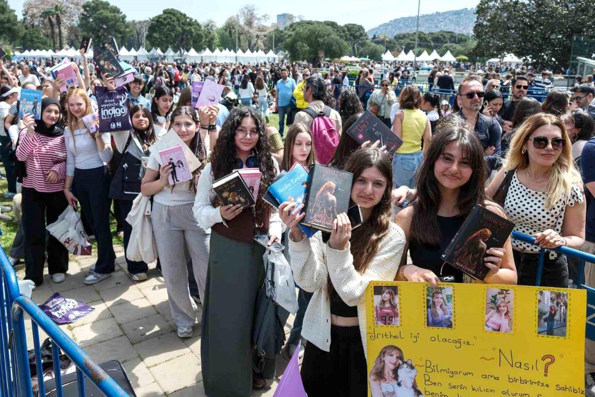 İZKİTAP\'ta edebiyat şöleni yaşanıyor