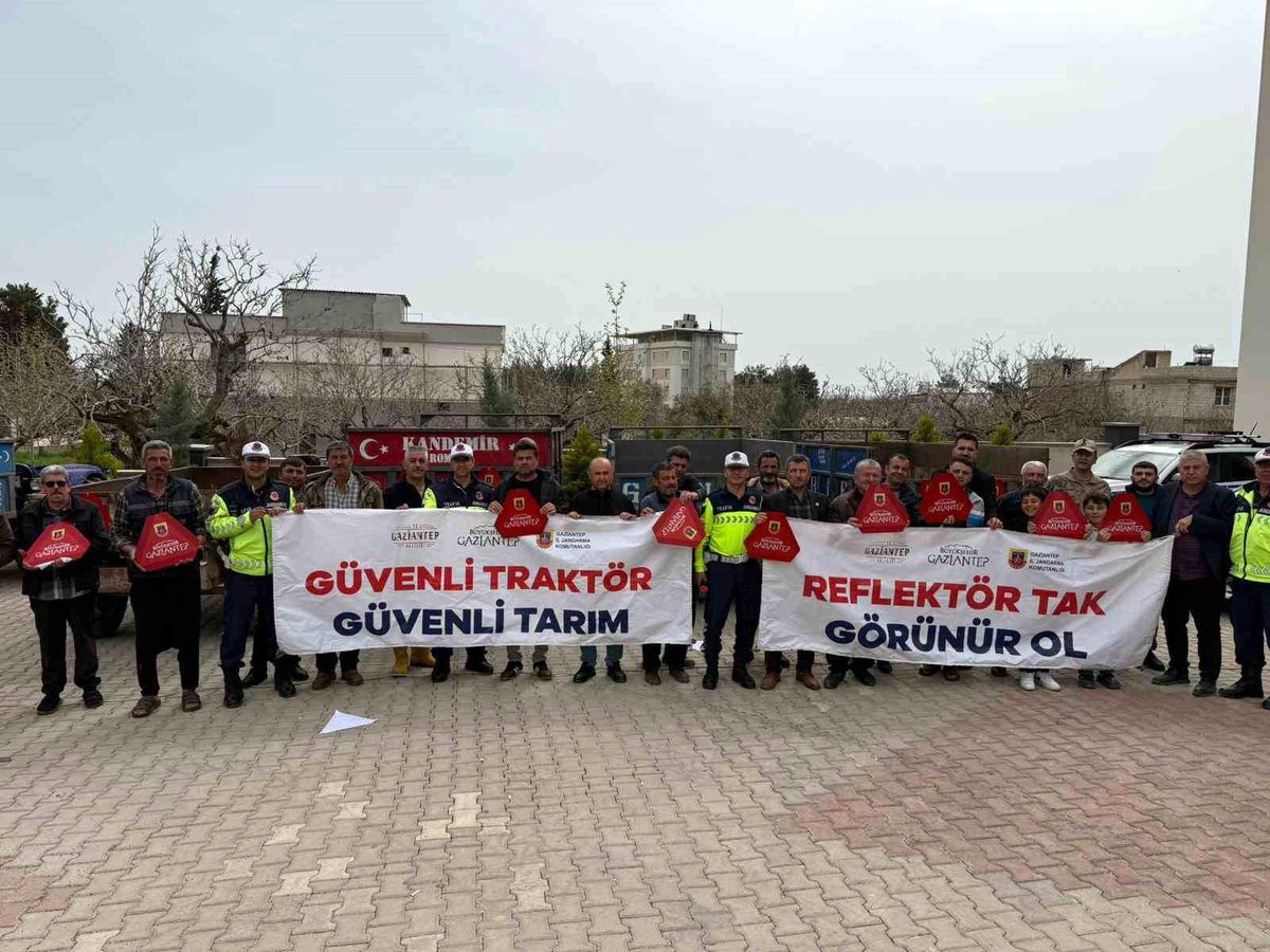 Jandarma 300 traktör sürücüsüne eğitim vererek 600 reflektör dağıttı