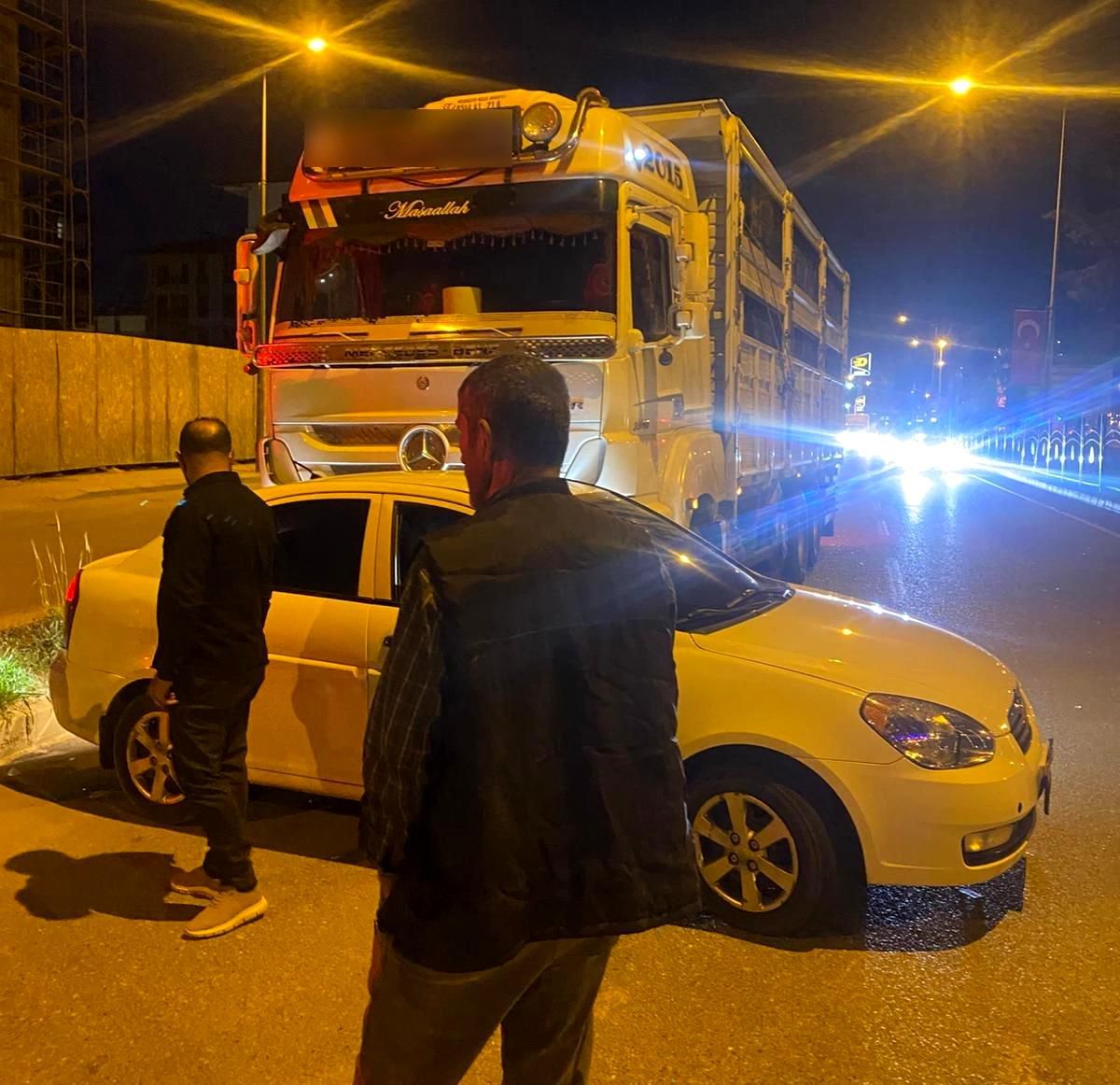 Adıyaman\'da Kamyon Otomobili Sürükledi
