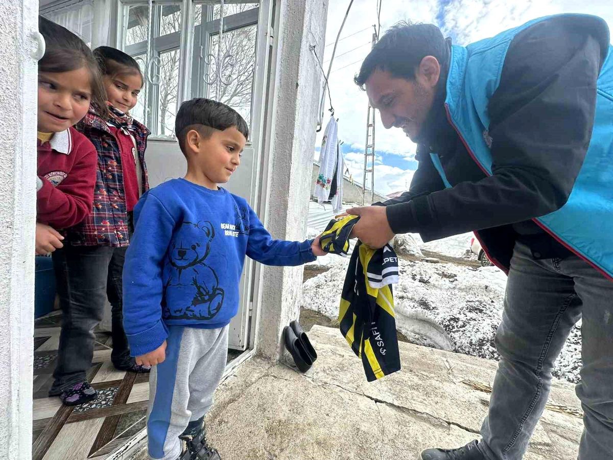 Kaymakam\'dan Çocuklara Forma Hediyesi