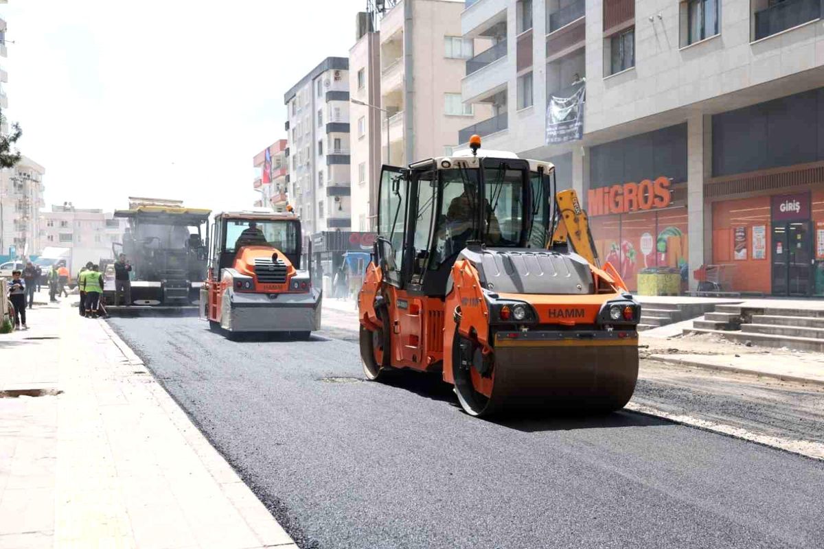 Mardin Büyükşehir Belediyesi, asfalt ve yol yenileme seferberliği başlattı