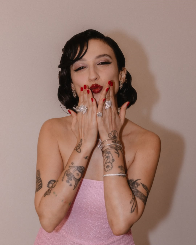 Melike Şahin'den yeni yaşa yeni imaj! Kullanıcılar ikiye bölündü