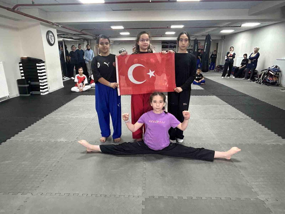 Kayseri\'de Minik Sporculardan Bayraklı Gösteri