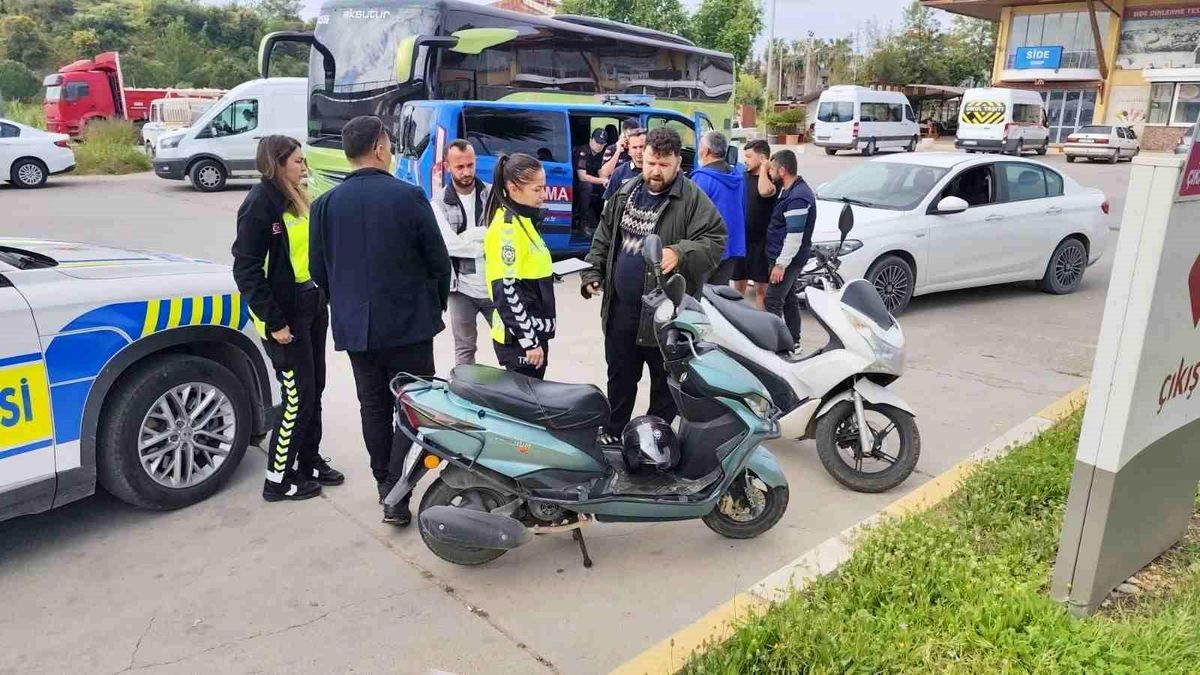 Manavgat\'ta Bisiklet ve Motosiklet Çarpıştı