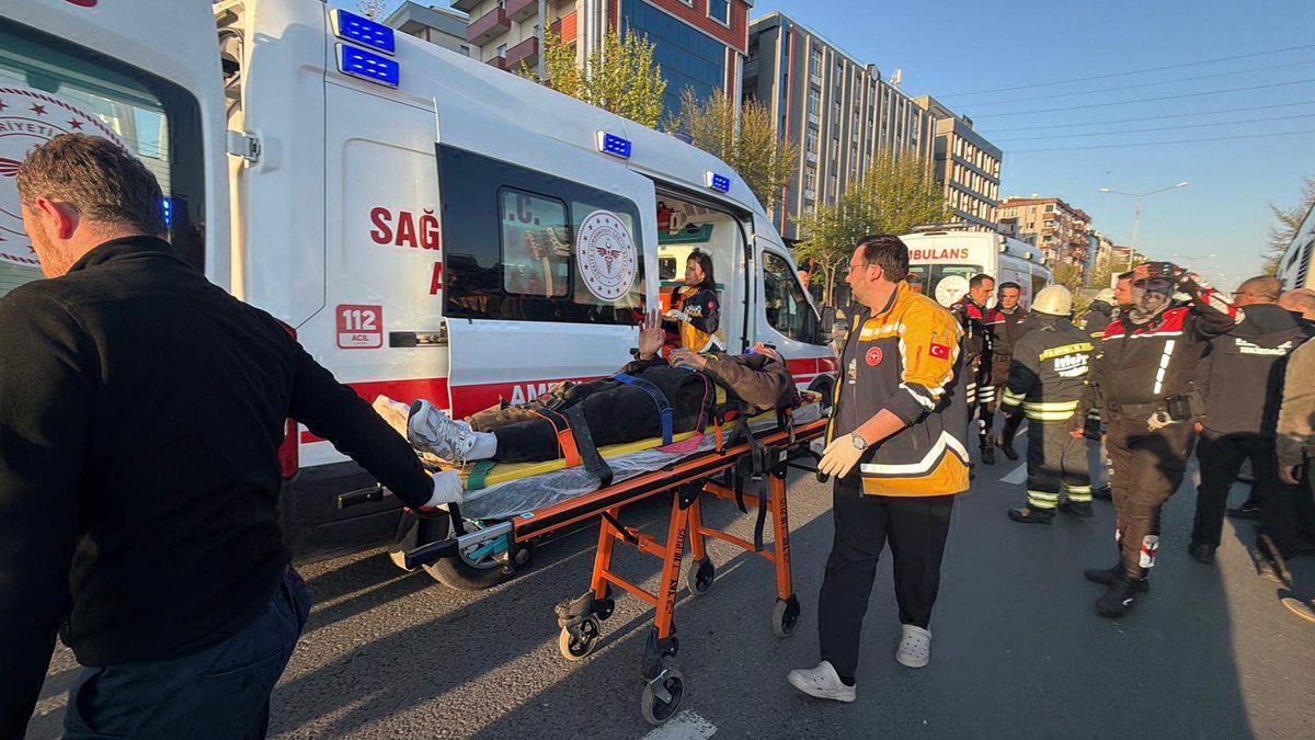 Motosikletin duraktaki otobüse çarptığı kazanın görüntüleri ortaya çıktı