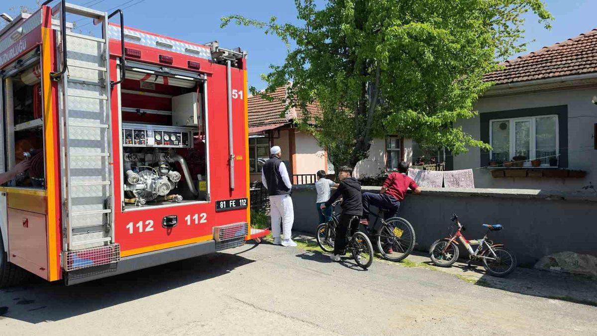 Ocakta unutulan çaydanlık yandı