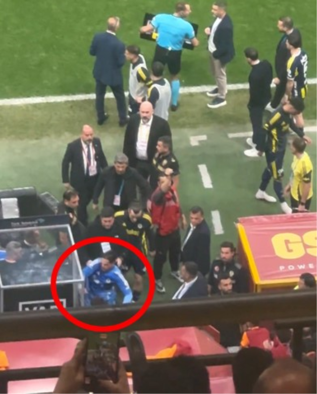 Oyundan atılan Ederson, sinirini VAR monitöründen çıkardı
