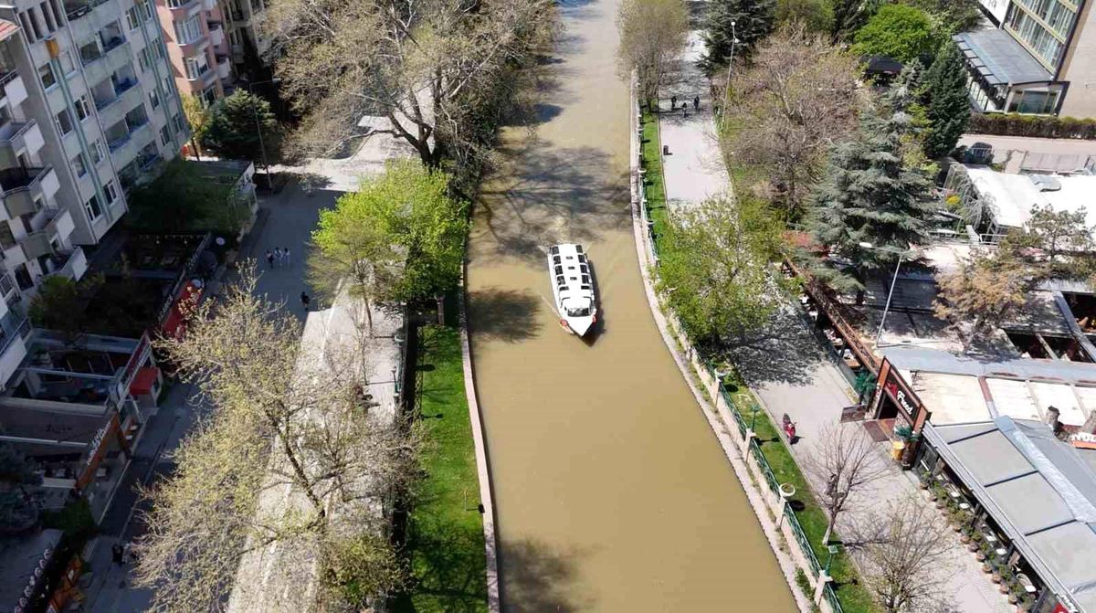 Porsuk Çayı\'nın Rengi Turistleri Üzdü
