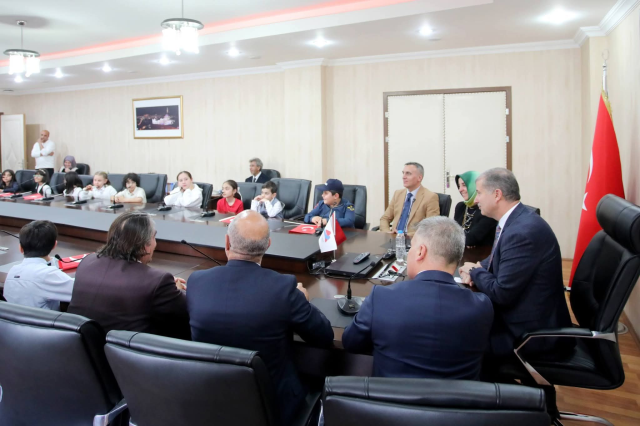 Rektör Gülçin makamını çocuklara devretti