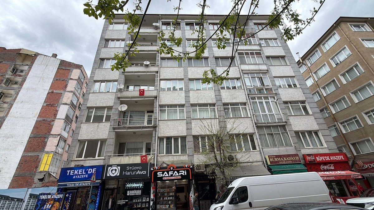 Eskişehir\'de rüzgar camı patlattı, yoldan geçen yaralandı