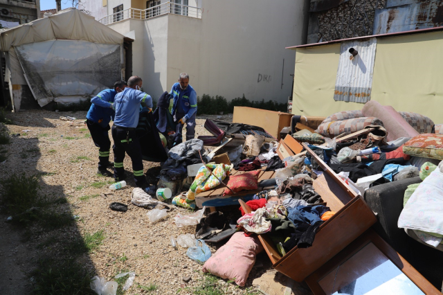 Sahiplerinin yaşamını yitirdiği evden 1 kamyon çöp çıkarıldı