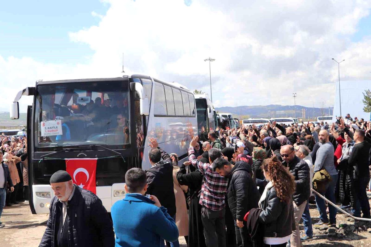 Sivas\'ta 312 hacı adayı dualarla kutsal topraklara uğurlandı