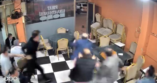 Araçtan gelen müzik kahvehanenin camını titretti, müşteriler deprem sanıp dışarı kaçtı