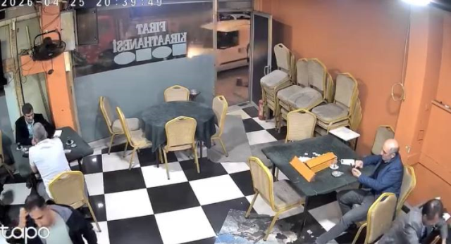 Araçtan gelen müzik kahvehanenin camını titretti, müşteriler deprem sanıp dışarı kaçtı