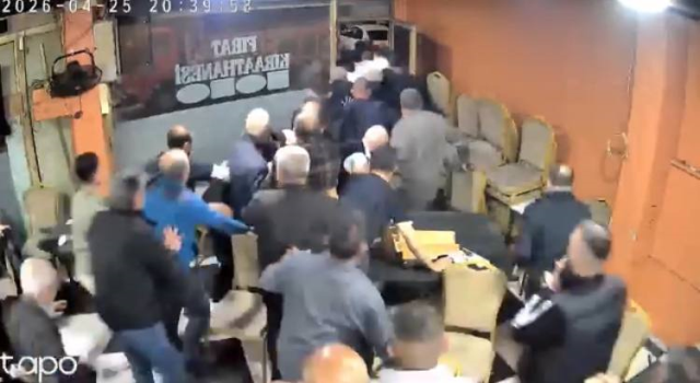 Araçtan gelen müzik kahvehanenin camını titretti, müşteriler deprem sanıp dışarı kaçtı