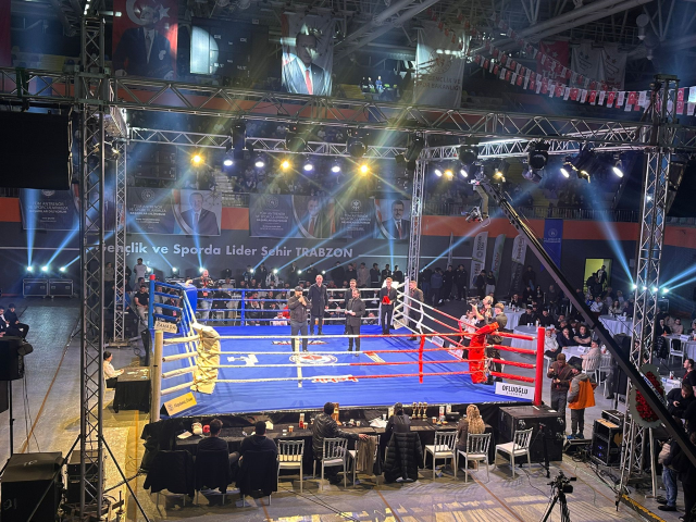 Trabzon'daki boks maçında büyük kavga! Ringe onlarca kişi girdi, yumruklar havda uçuştu