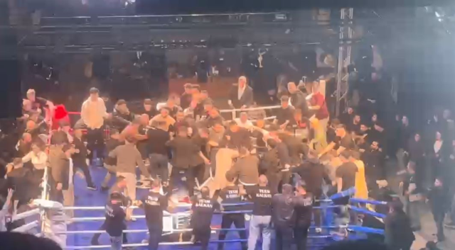 Trabzon'daki boks maçında büyük kavga! Ringe onlarca kişi girdi, yumruklar havda uçuştu