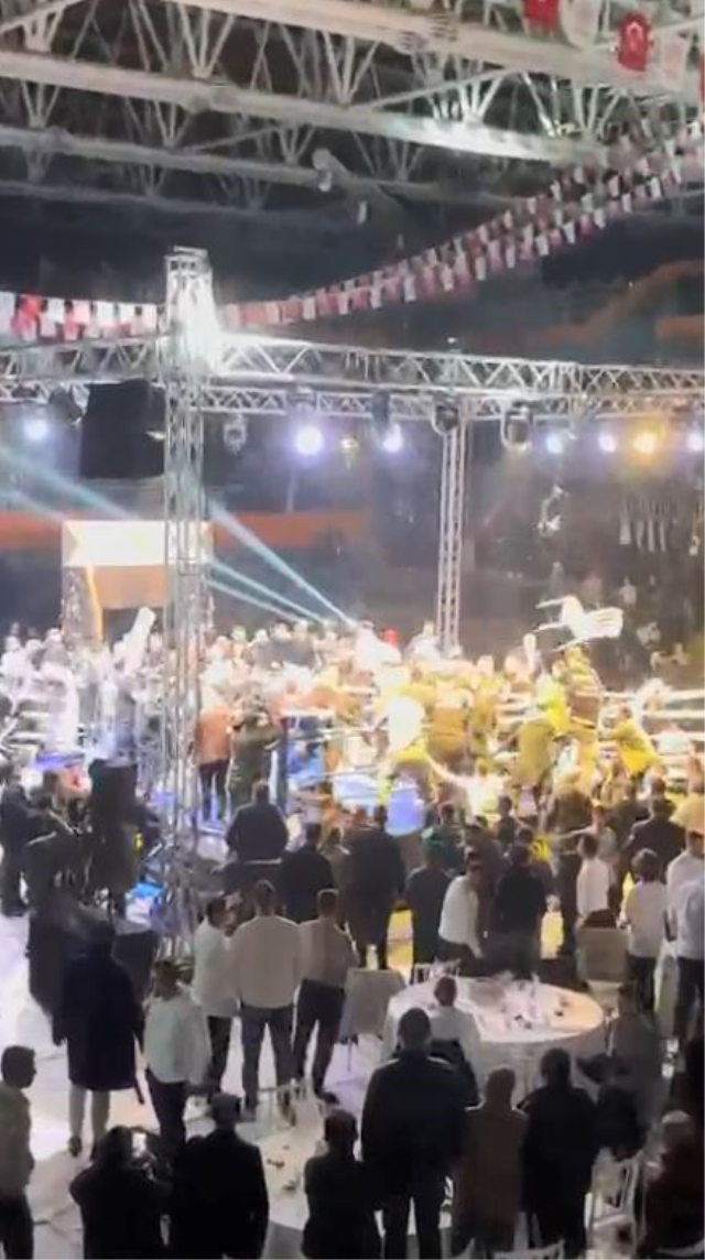 Trabzon'daki boks maçında büyük kavga! Ringe onlarca kişi girdi, yumruklar havda uçuştu