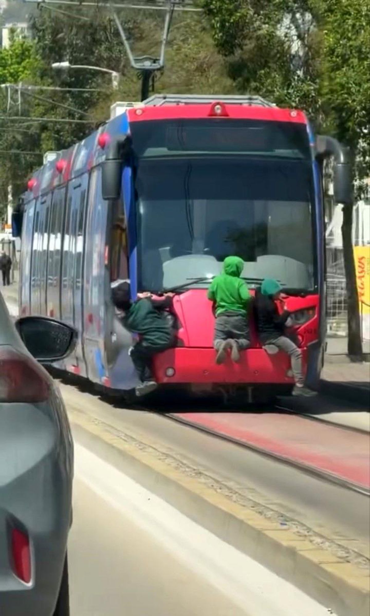 Bursa\'da Tramvayla Tehlikeli Yolculuk