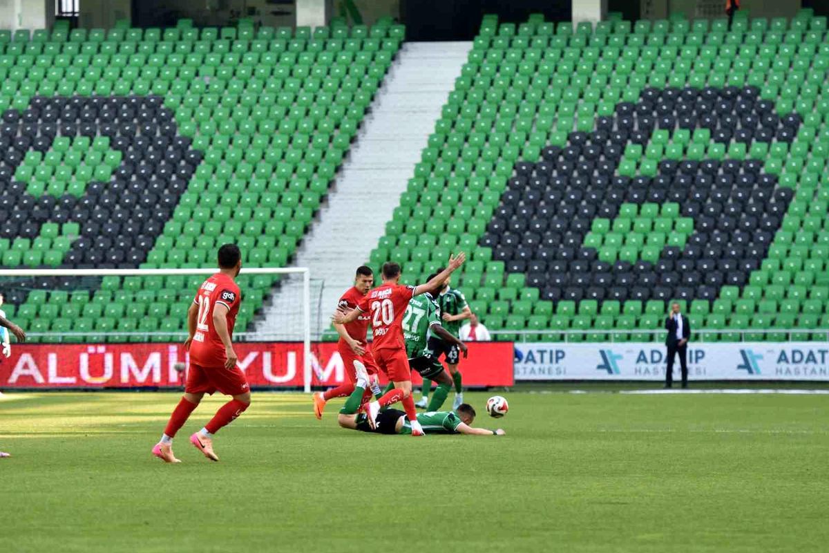 Çorum FK, Sakaryaspor\'u 4-0 Mağlup Etti