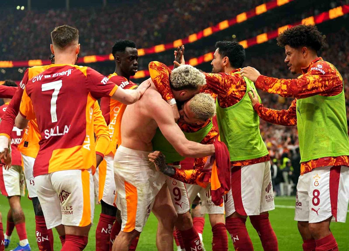 Galatasaray Fenerbahçe\'yi 3-0 Yendi