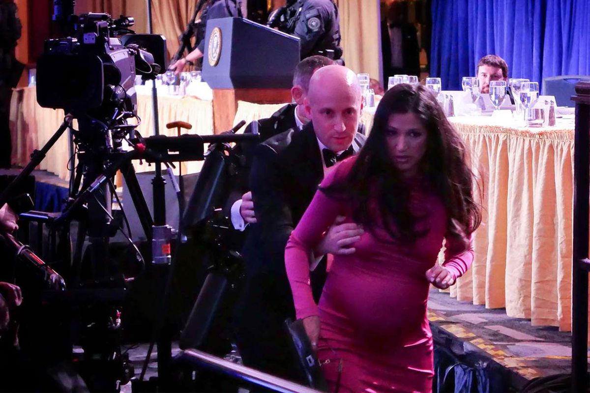 Trump\'ın danışmanı Miller saldırı sırasında hamile eşini kendine kalkan yaptı