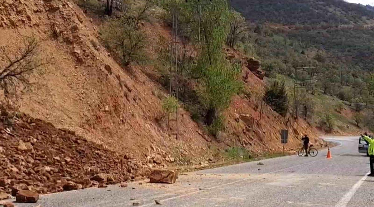 Tunceli\'de Heyelan: Yolda Taş ve Toprak Parçaları