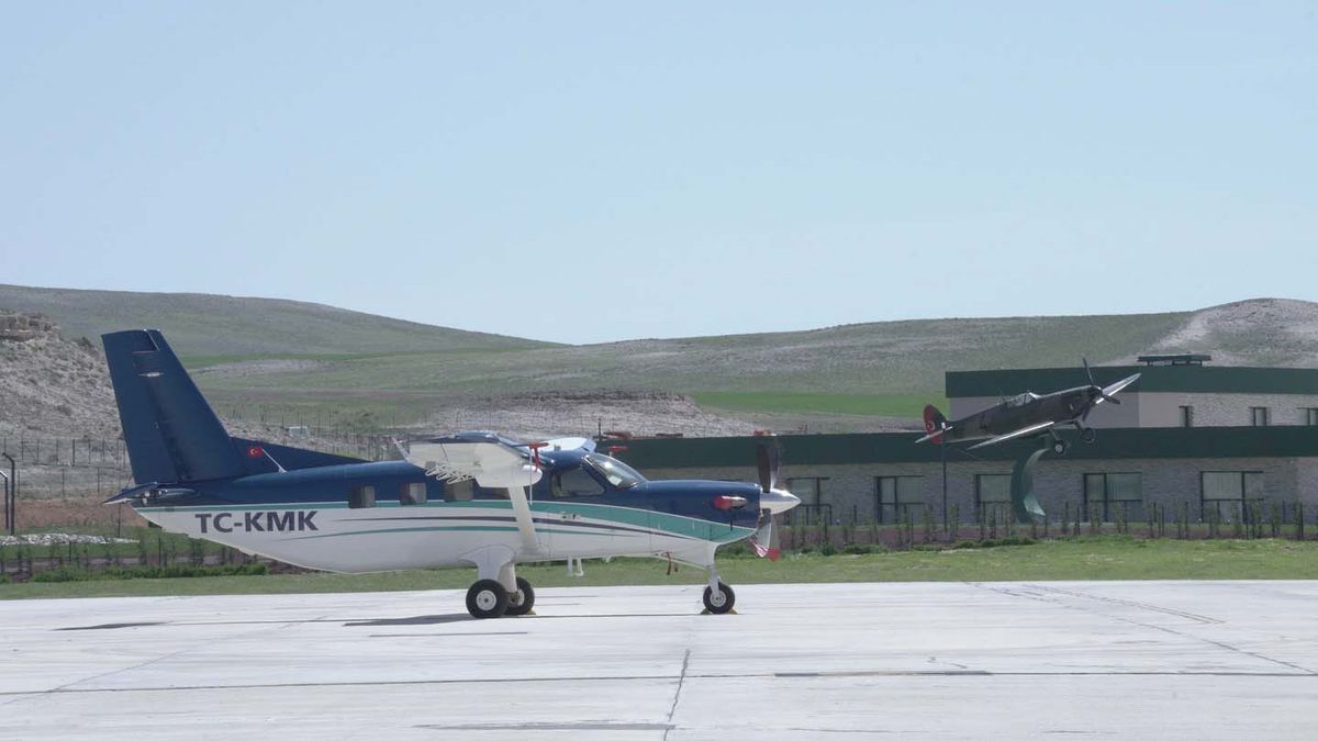 Türkiye\'nin İlk Kadın Akrobasi Pilotu Gösteri Yaptı