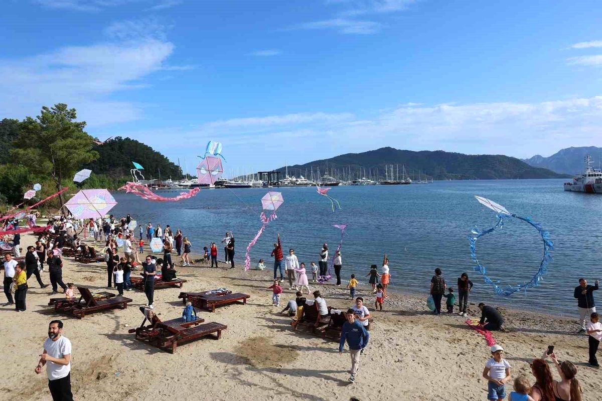 Uçurtmalar gökyüzünü, çocuklar da Burunucu\'nu renklendirdi