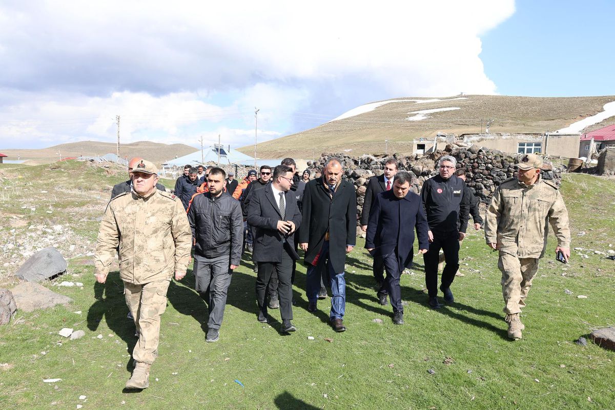 Vali Bozkurt deprem bölgesinde incelemelerde bulundu