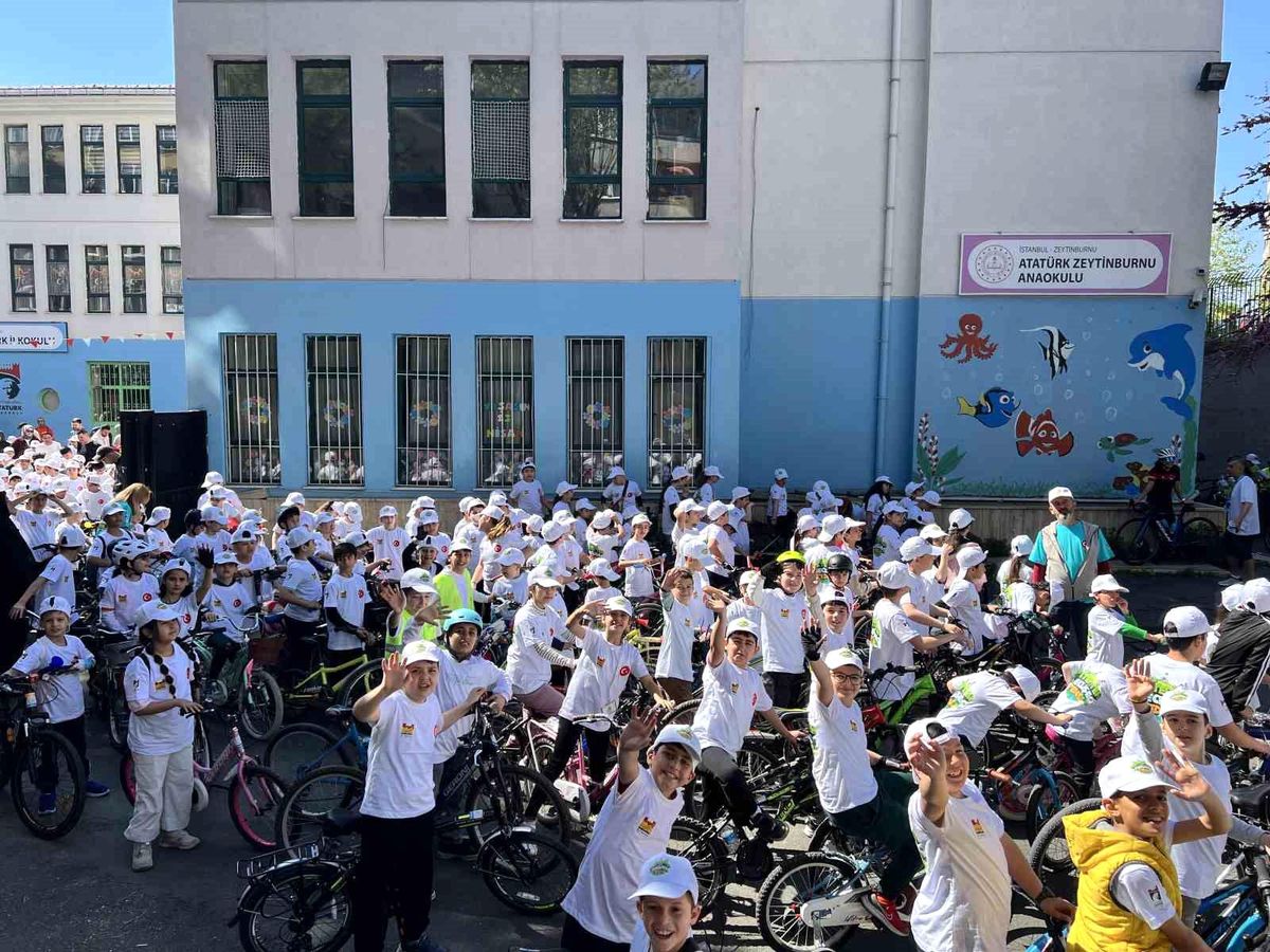 Zeytinburnu\'nda 23 Nisan coşkusu pedal çevirerek yaşandı