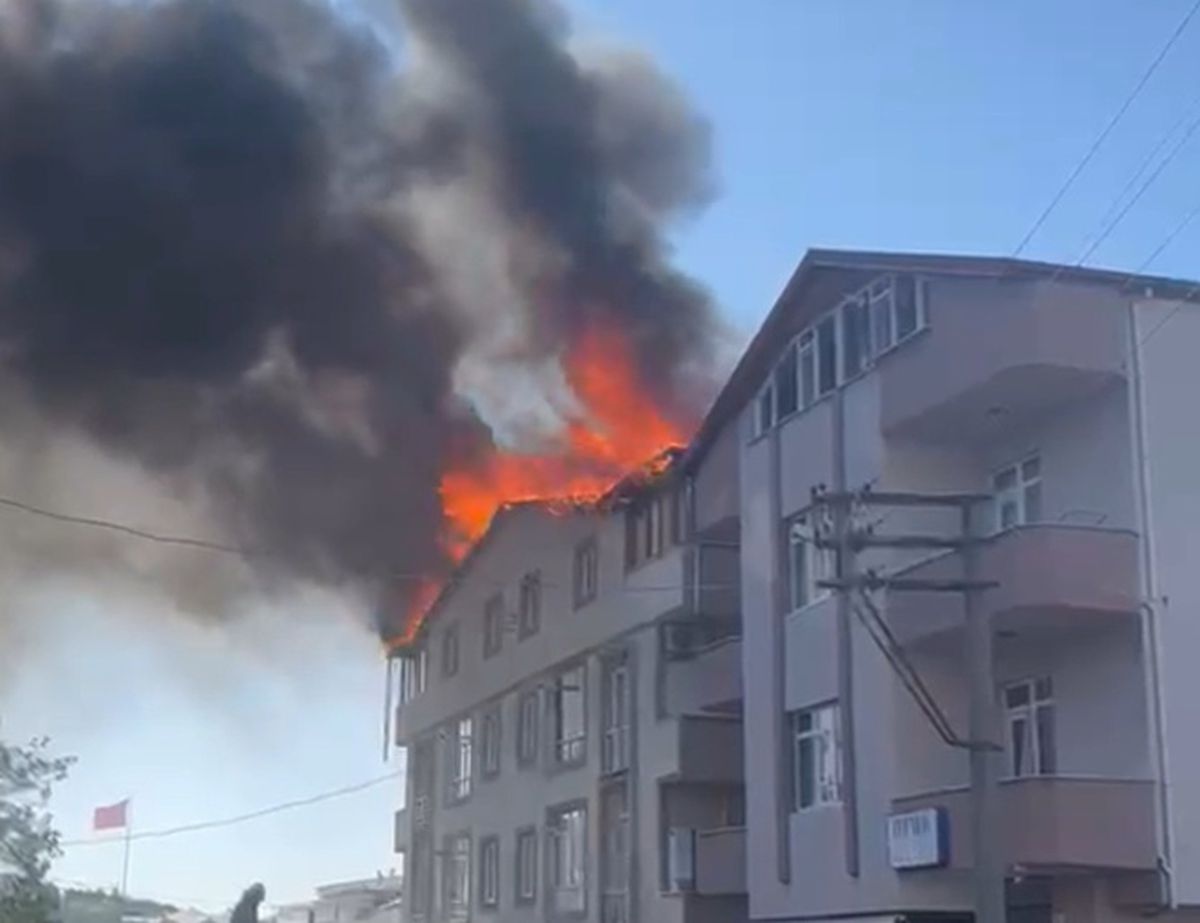 Darıca\'da Apartman Çatısında Yangın