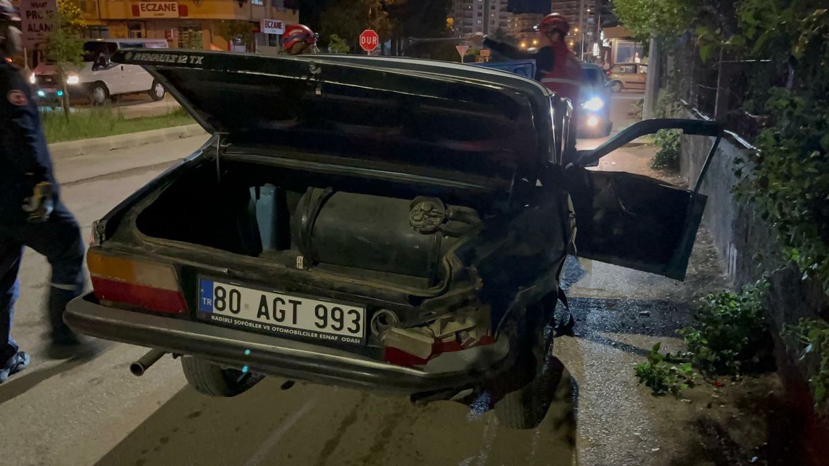 Kozan\'da İki Otomobil Çarpıştı: 4 Yaralı