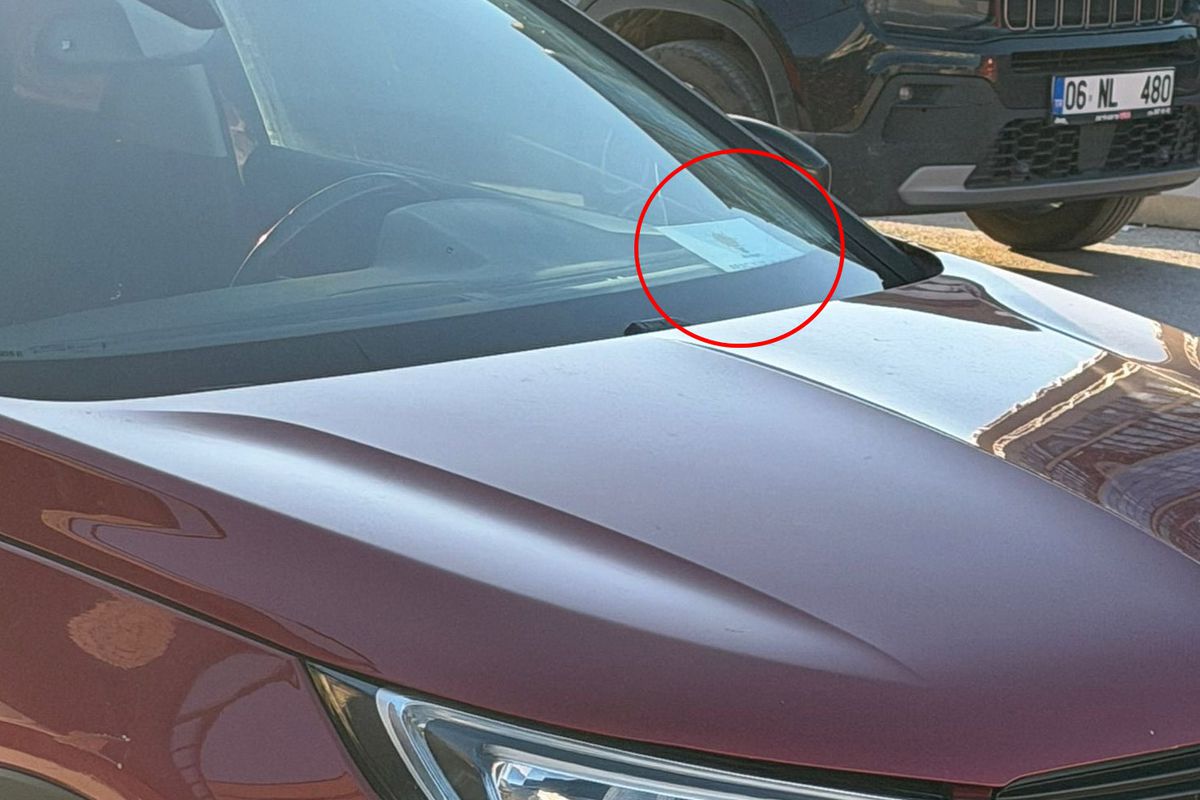 AK Partili Eyüp Kadir İnan\'dan camına parti logolu kart bırakanlara tepki