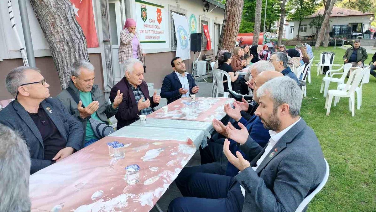 Akhisar\'da şehit aileleri ve gazilerden duygu dolu buluşma
