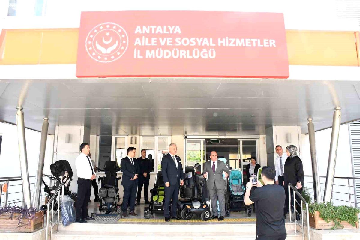 Antalya\'da Engelli Araçları ve Bebek Arabası Bağışı