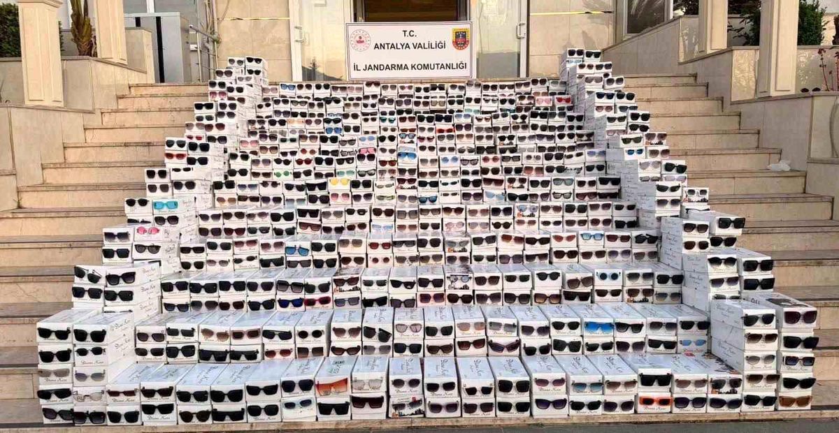 Alanya\'da 20 Bin Kaçak Gözlük Ele Geçirildi