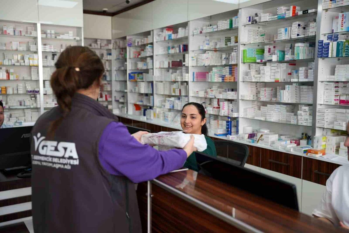 Başkan Zencirci, eczane teknisyenlerini unutmadı