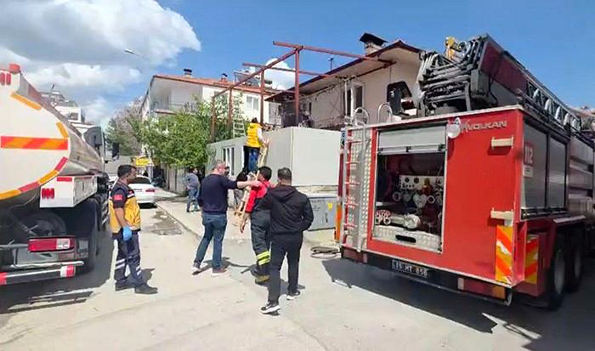 Burdur\'da evin bitişiğindeki depoda yangın korkuttu