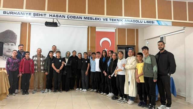Burhaniye’de öğrenciler arasında bilgi yarışması yapıldı